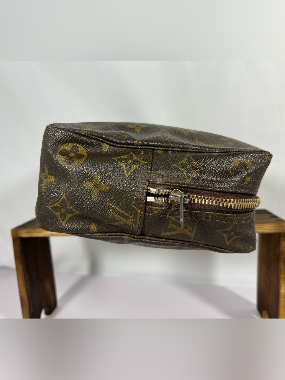 7010: Louis Vuitton Monogram Poche Toilette 26 Cosmetic Travel Toiletry Case - Picture 5 of 15